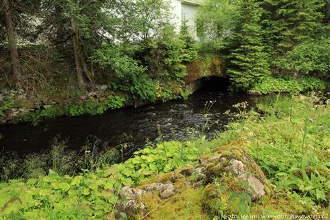 Výpust vody z elektrárny po průchodu turbínou zpět do Teplé Vltavy